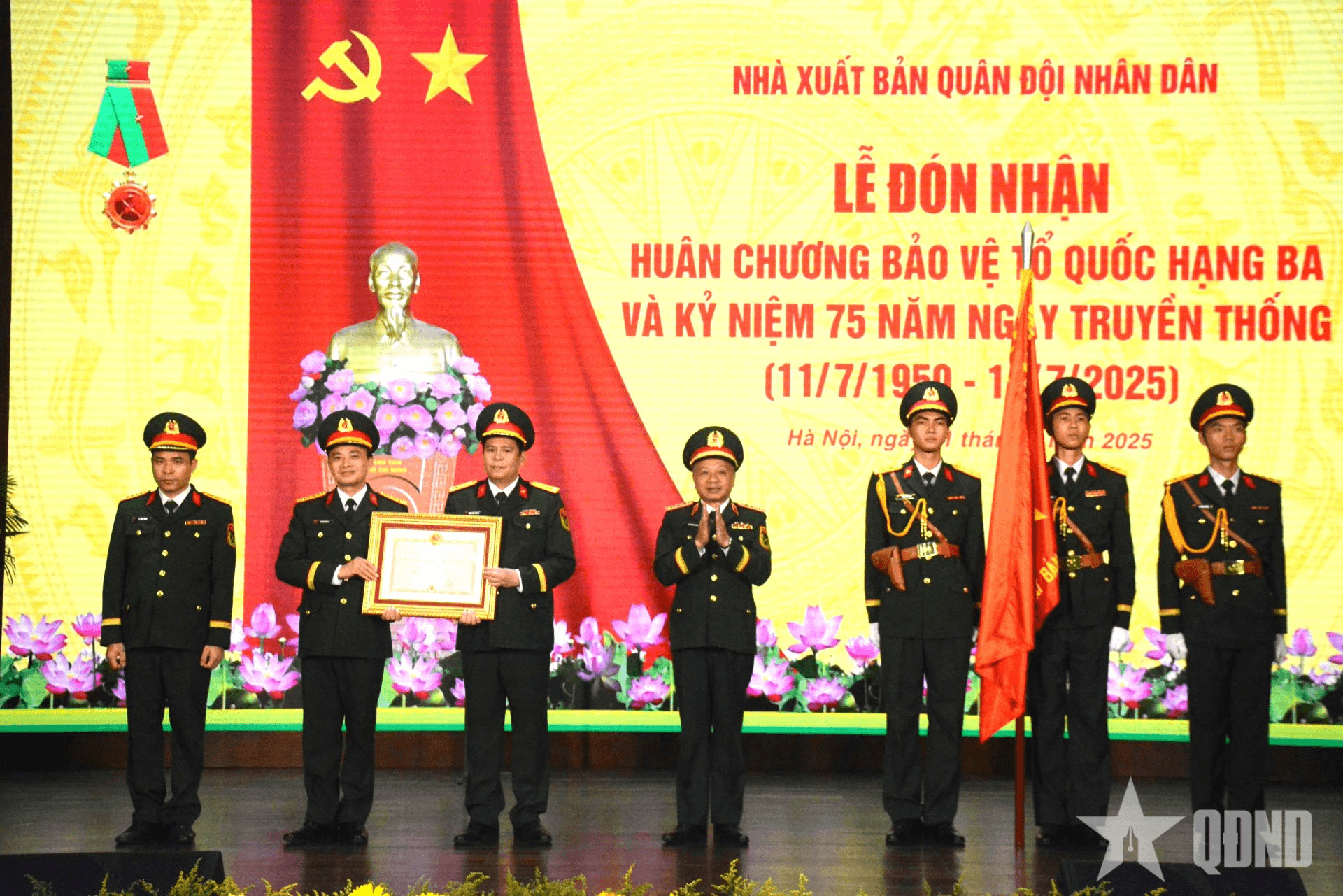 Nhà xuất bản Quân đội nhân dân đón nhận Huân chương Bảo vệ Tổ quốc hạng Ba