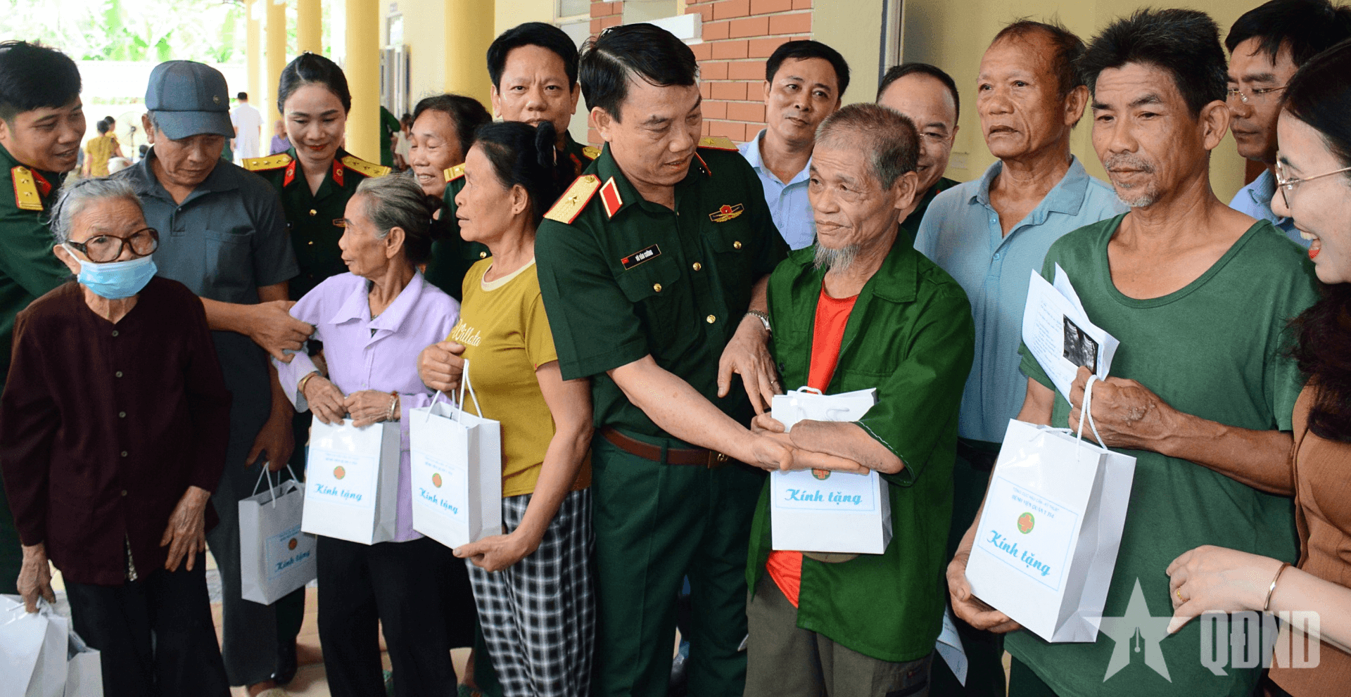 Tổng cục Hậu cần-Kỹ thuật tổ chức khám bệnh, tặng quà gia đình chính sách tại Thanh Hóa