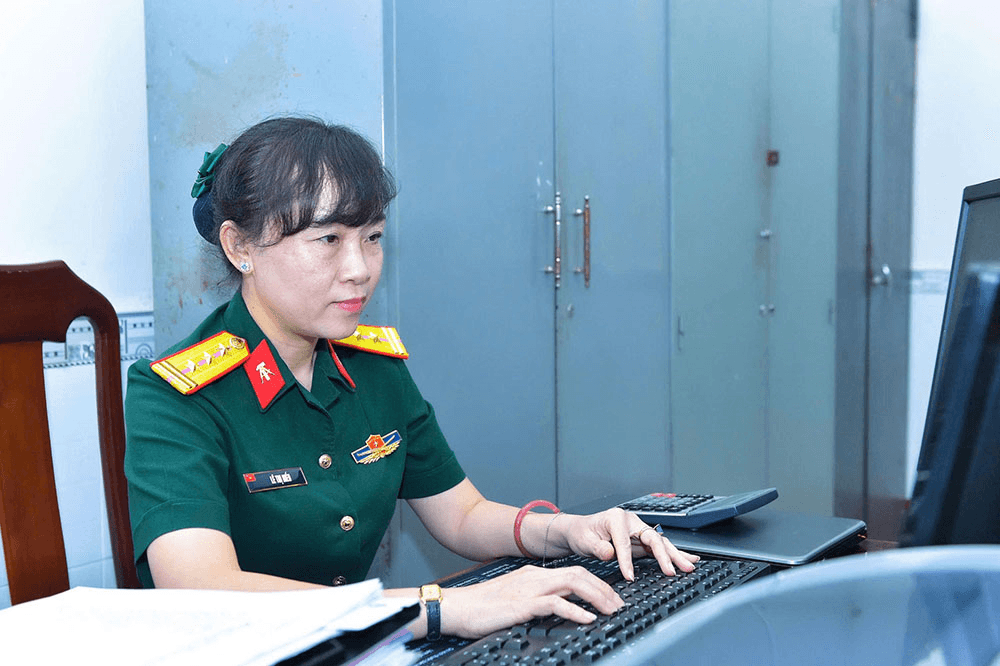 Nữ quân nhân giỏi việc nước, đảm việc nhà
