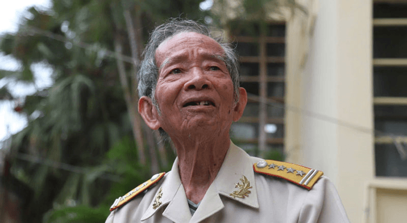 Người lặng lẽ sống cùng lịch sử