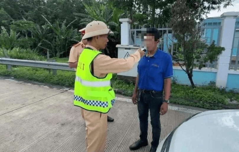 Xử lý tài xế điều khiển xe khách chở 45 người khi có nồng độ cồn kịch khung