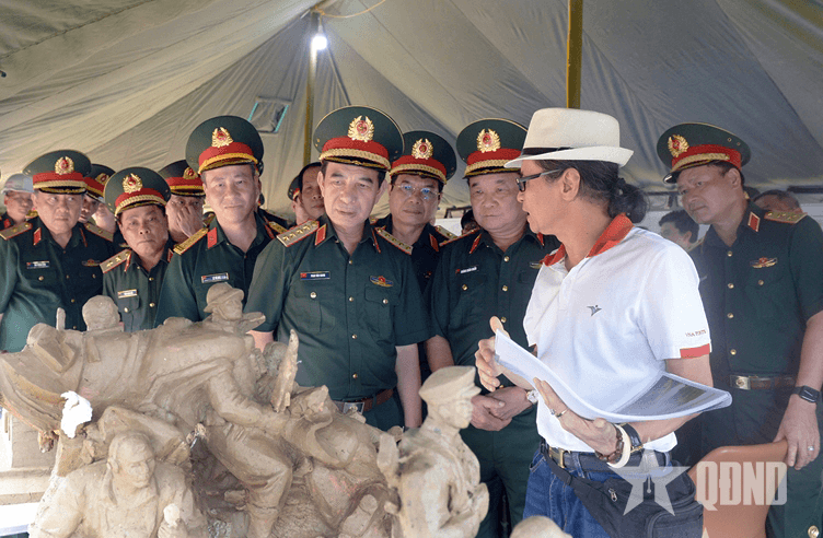 Đại tướng Phan Văn Giang kiểm tra tiến độ xây dựng công trình tưởng niệm chiến sĩ quốc tế tại Bảo tàng Lịch sử Quân sự Việt Nam
