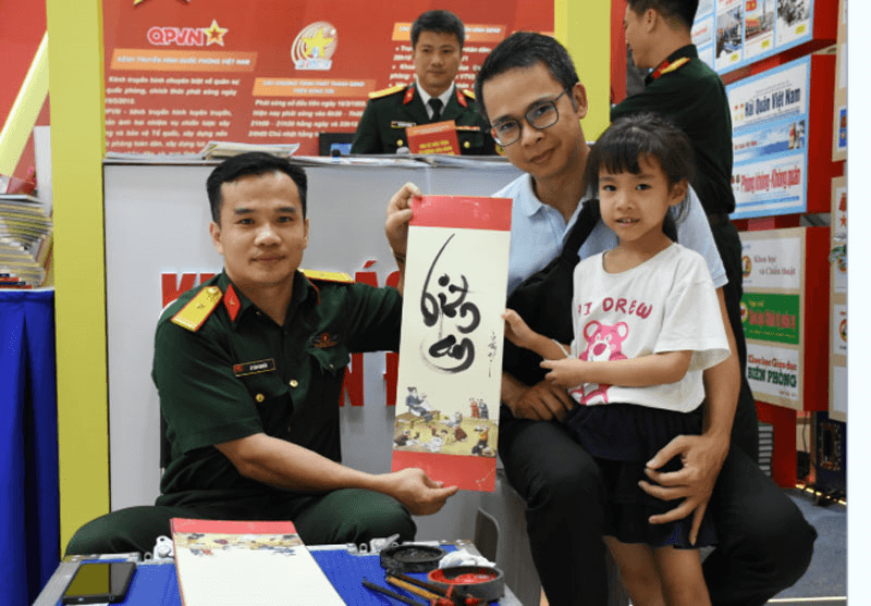 "Ông đồ áo xanh" lan tỏa nét đẹp thư pháp