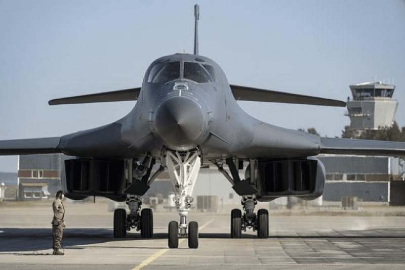Tại sao máy bay ném bom siêu thanh B-1B Lancer trở thành bệ phóng vũ khí siêu vượt âm của Mỹ?
