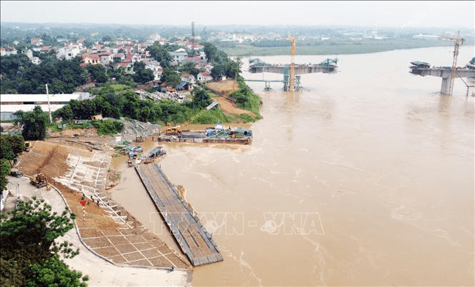 Vận hành lại phà quân sự ở khu vực cầu Phong Châu