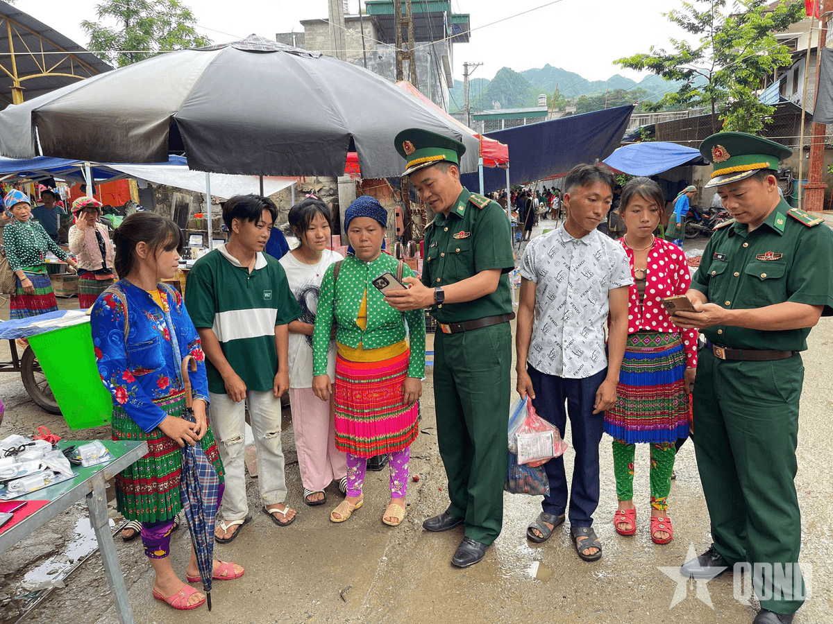 Bộ đội Biên phòng giúp dân chuyển đổi số