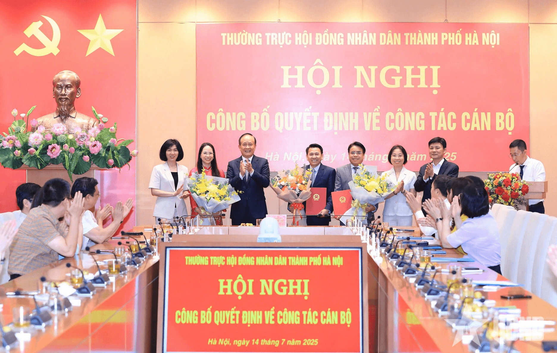 Hà Nội trao quyết định về công tác cán bộ của HĐND thành phố