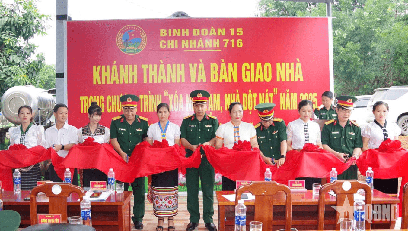 Chi nhánh 716 (Binh đoàn 15): Trao 35 mái ấm giữa vùng biên cương