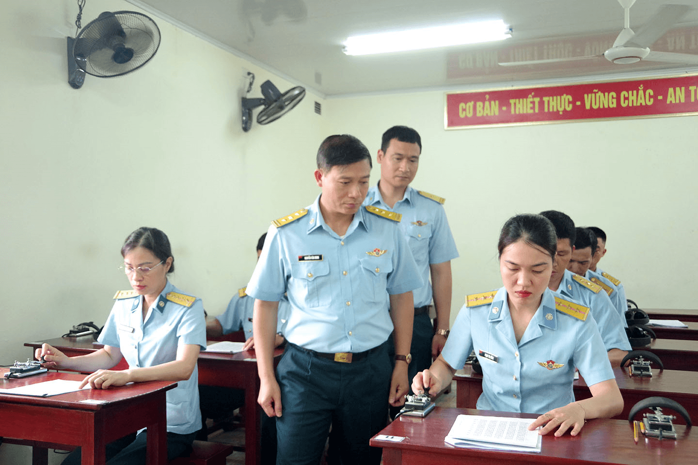 Bám máy, bám đài, bảo đảm liên lạc thông suốt