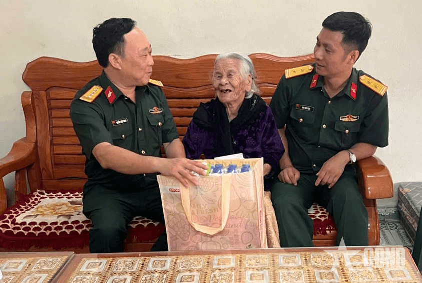 Binh chủng Tăng thiết giáp tri ân người có công với cách mạng