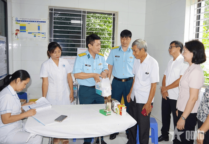 Học viện Phòng không - Không quân khám, tư vấn sức khỏe cho người dân