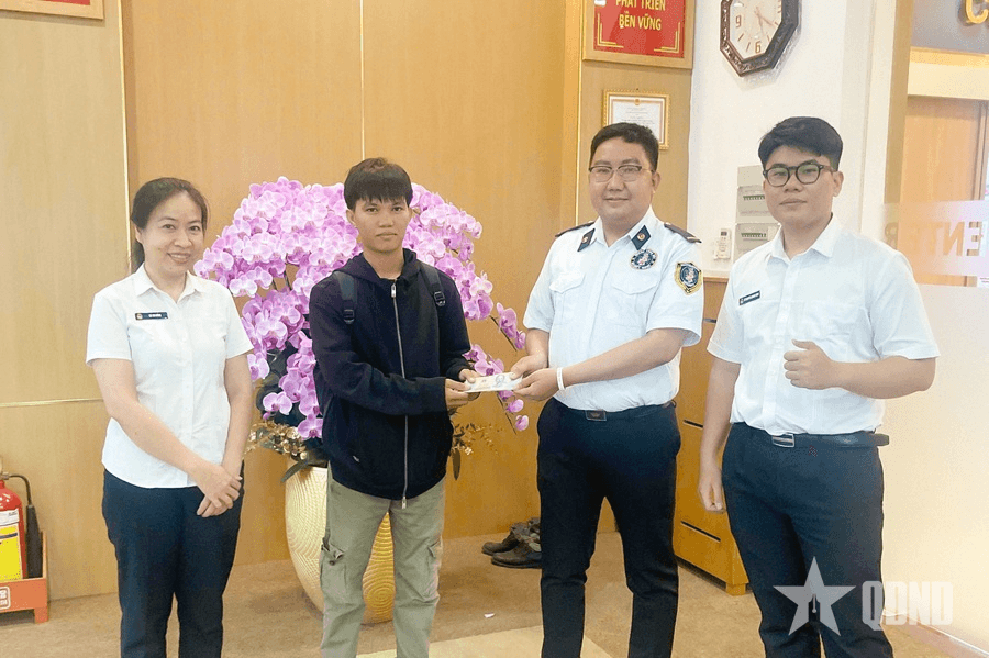 Nhặt được của rơi, trả lại khách hàng