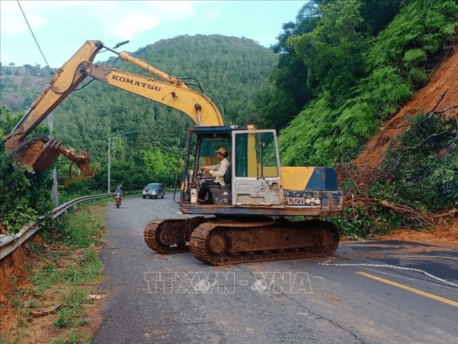 Khẩn trương khắc phục sạt lở tại tuyến đường huyết mạch nối Đồng Nai - Lâm Đồng