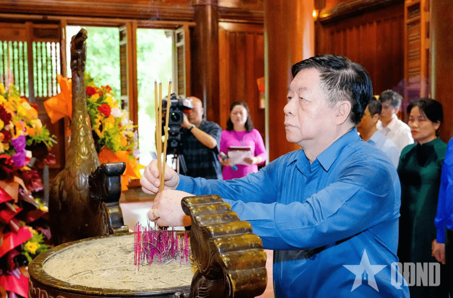Đồng chí Nguyễn Trọng Nghĩa dâng hương tưởng niệm Chủ tịch Hồ Chí Minh và các Anh hùng liệt sĩ
