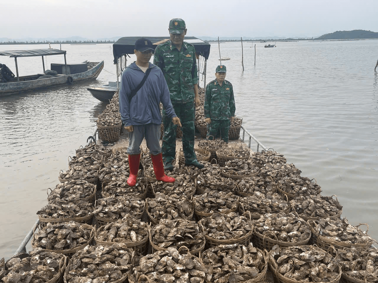 Bắt giữ đối tượng vận chuyển trái phép 4 tấn hàu từ Trung Quốc về Việt Nam tiêu thụ