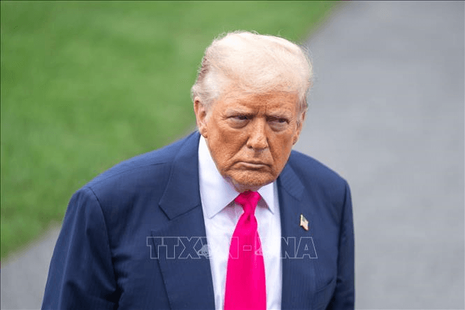 Tổng thống Mỹ Donald Trump tuyên bố sắp áp thuế với chất bán dẫn và dược phẩm