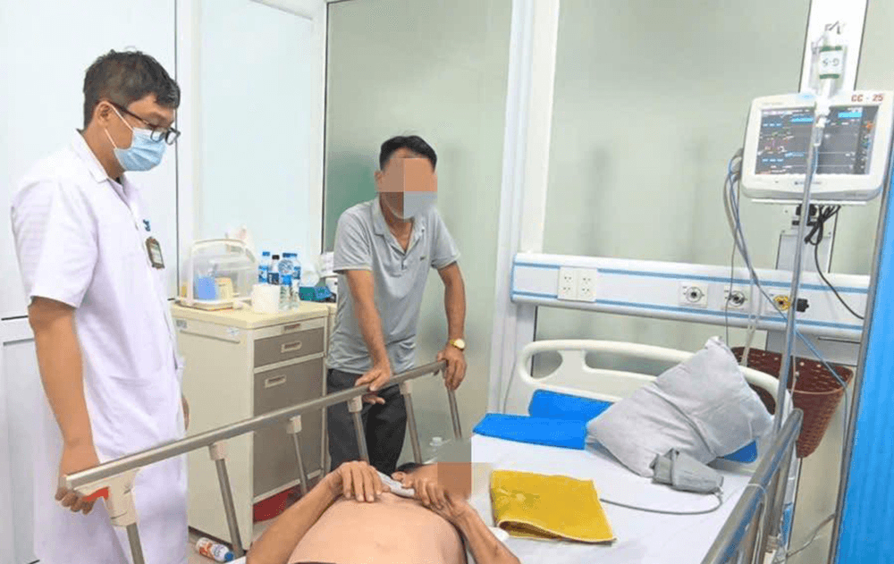 Chủ quan không tiêm vaccine phòng dại, người đàn ông nguy kịch