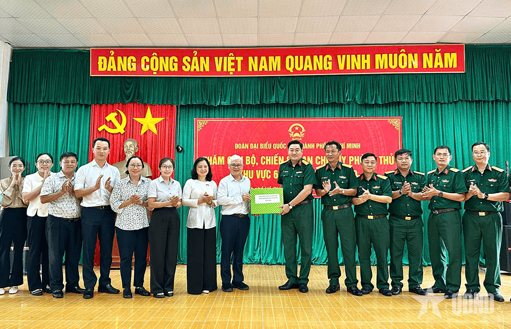 Đoàn đại biểu Quốc hội TP Hồ Chí Minh thăm cán bộ, chiến sĩ tại Côn Đảo