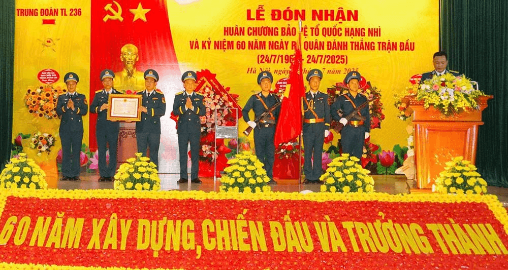 Trung đoàn 236 (Sư đoàn 361) đón nhận Huân chương Bảo vệ Tổ quốc hạng Nhì