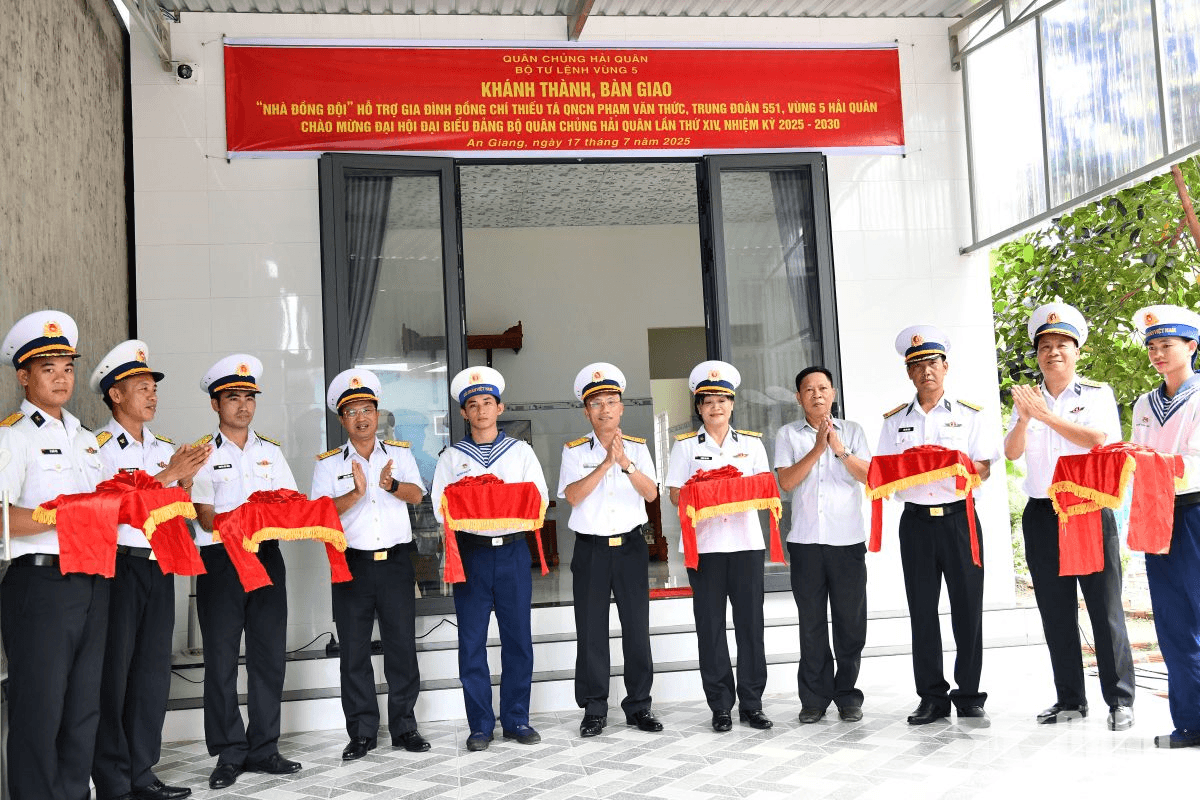 Bộ tư lệnh Vùng 5 Hải quân bàn giao nhà đồng đội tặng quân nhân có hoàn cảnh khó khăn