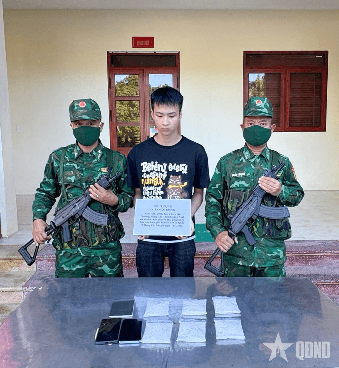 Bộ đội Biên phòng bắt đối tượng vận chuyển trái phép kim loại nghi là bạc qua biên giới