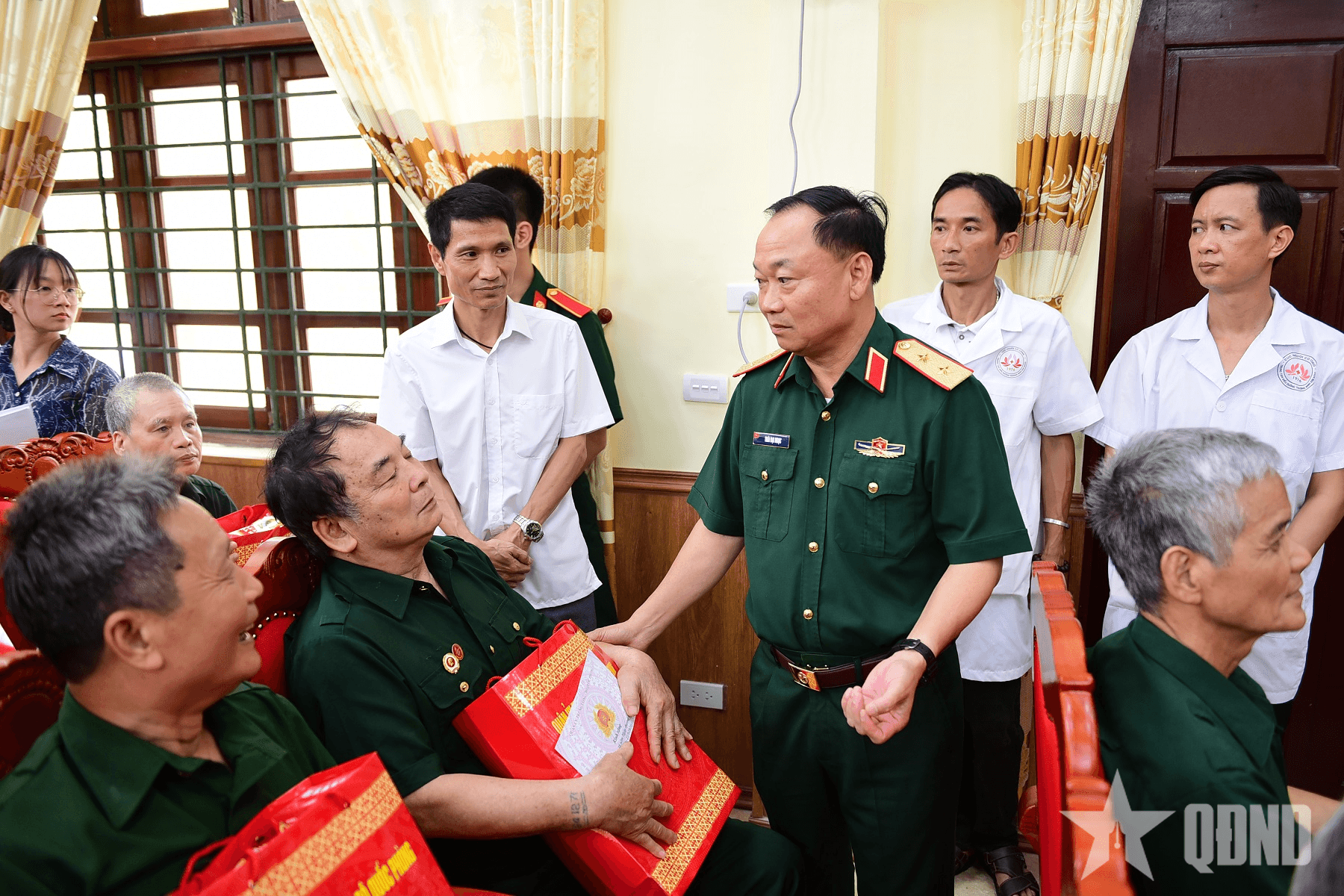 Trung tướng Thái Đại Ngọc thăm, tặng quà Trung tâm Điều dưỡng Thương binh Kim Bảng