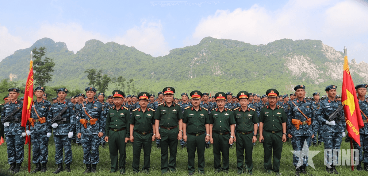 Thiếu tướng Vũ Hữu Hanh kiểm tra lực lượng tác chiến không gian mạng tham gia diễu binh, diễu hành