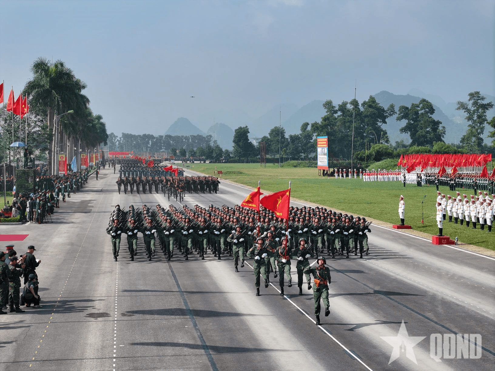 Tổng hợp luyện lần thứ nhất lực lượng vũ trang tham gia diễu binh, diễu hành