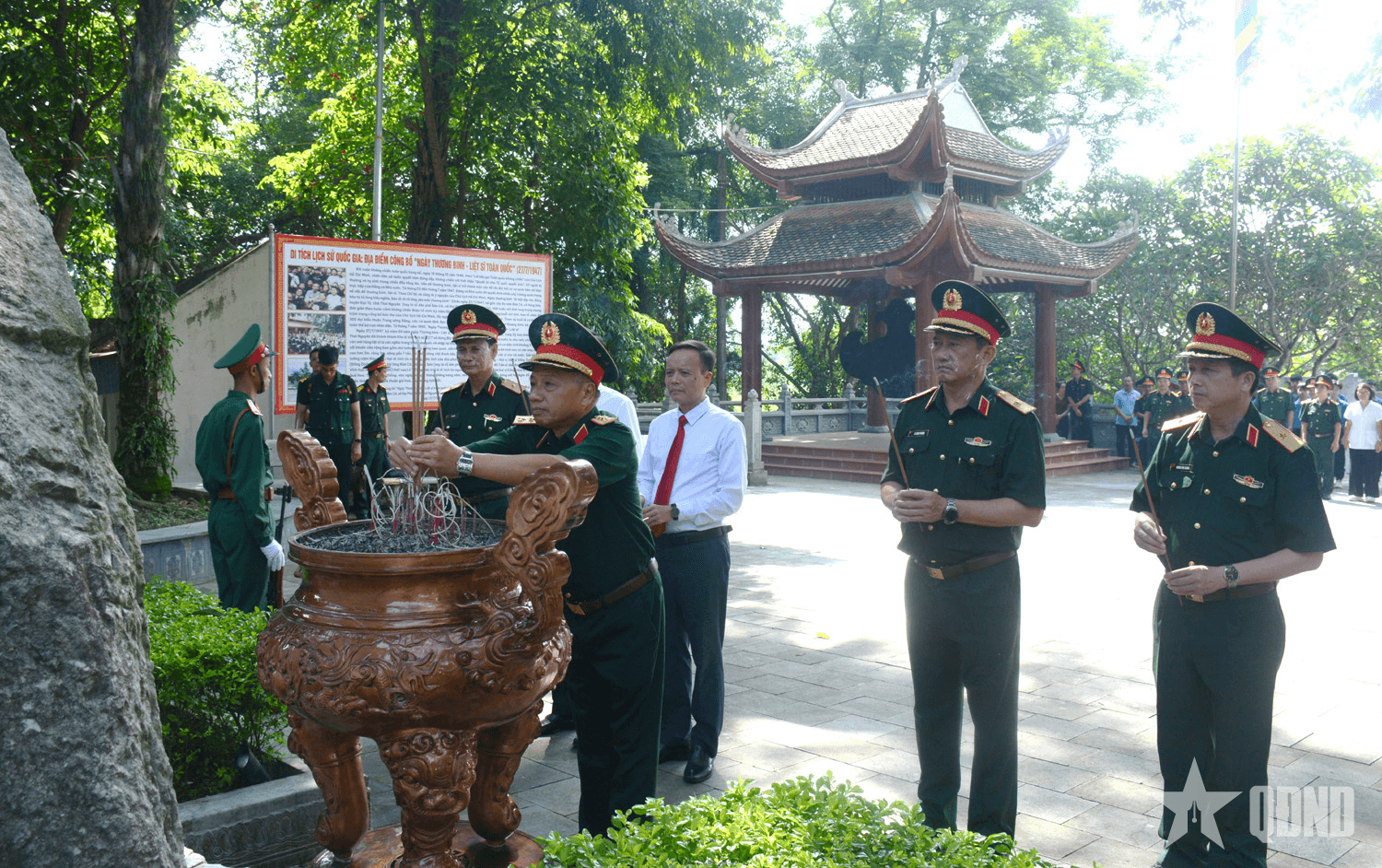 Thượng tướng Lê Quang Minh dâng hương tại Khu di tích lịch sử Quốc gia 27-7