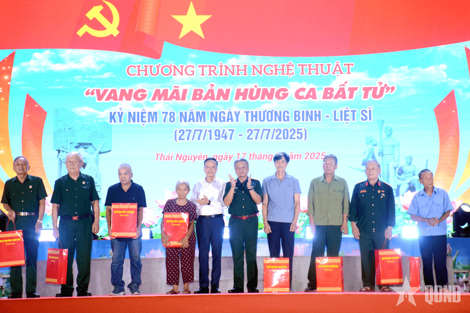 Thượng tướng Lê Quang Minh dự chương trình nghệ thuật “Vang mãi bản hùng ca bất tử”