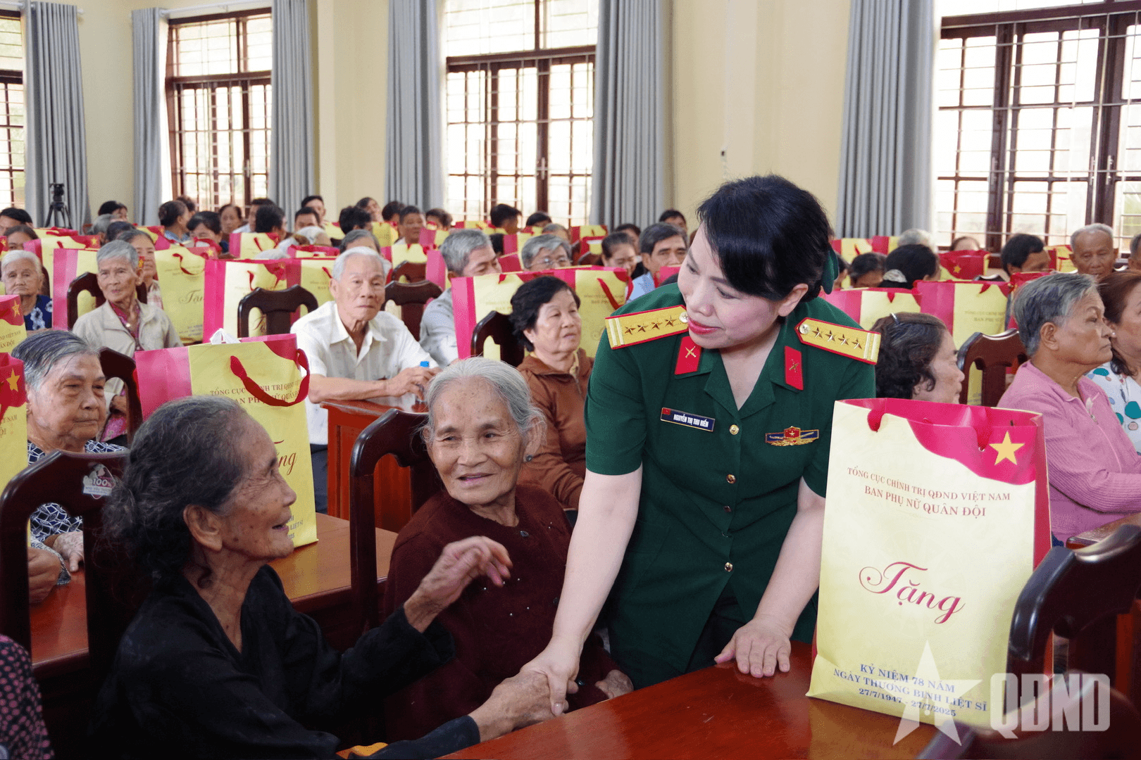Ban Phụ nữ Quân đội tri ân các gia đình chính sách tại Vĩnh Long
