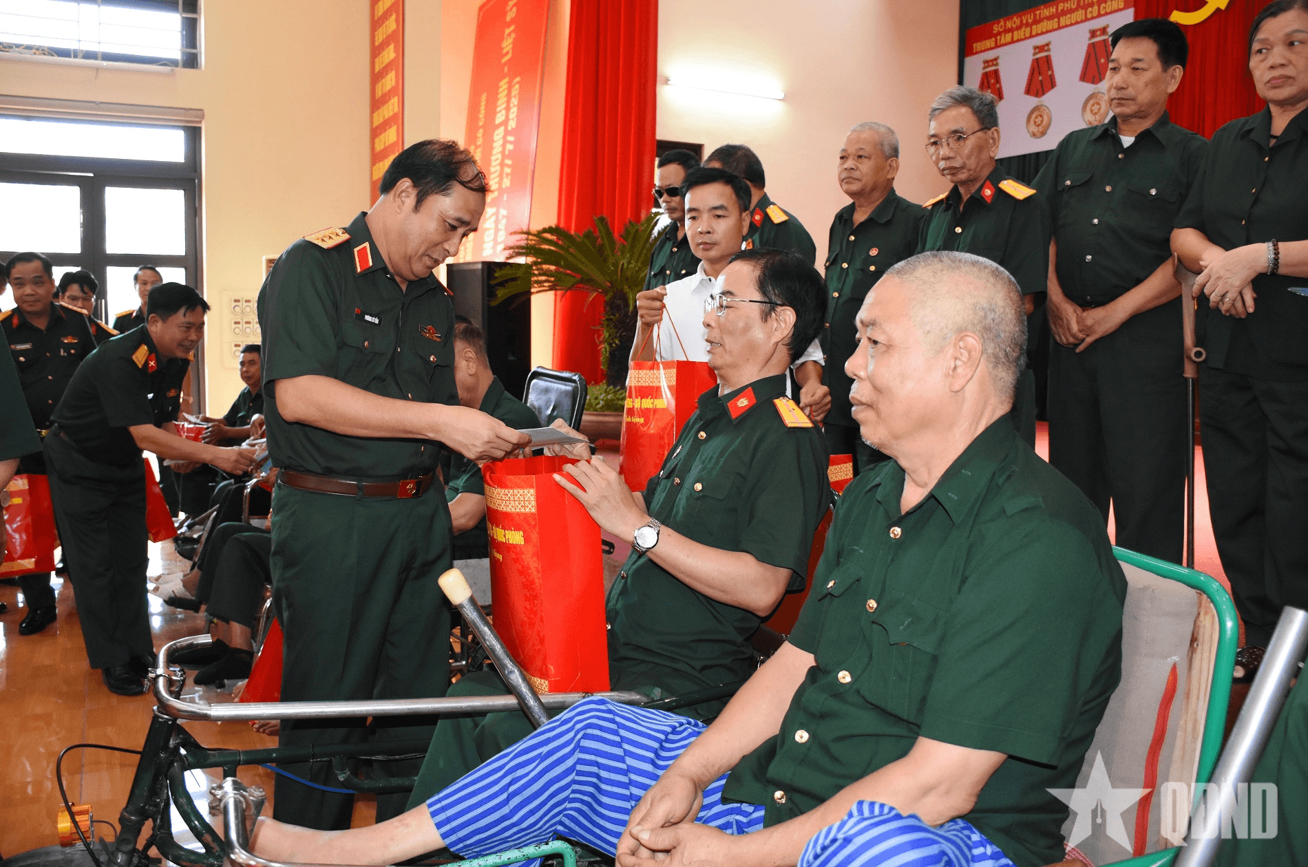 Thượng tướng Phùng Sĩ Tấn thăm, tặng quà Trung tâm Điều dưỡng người có công tỉnh Phú Thọ