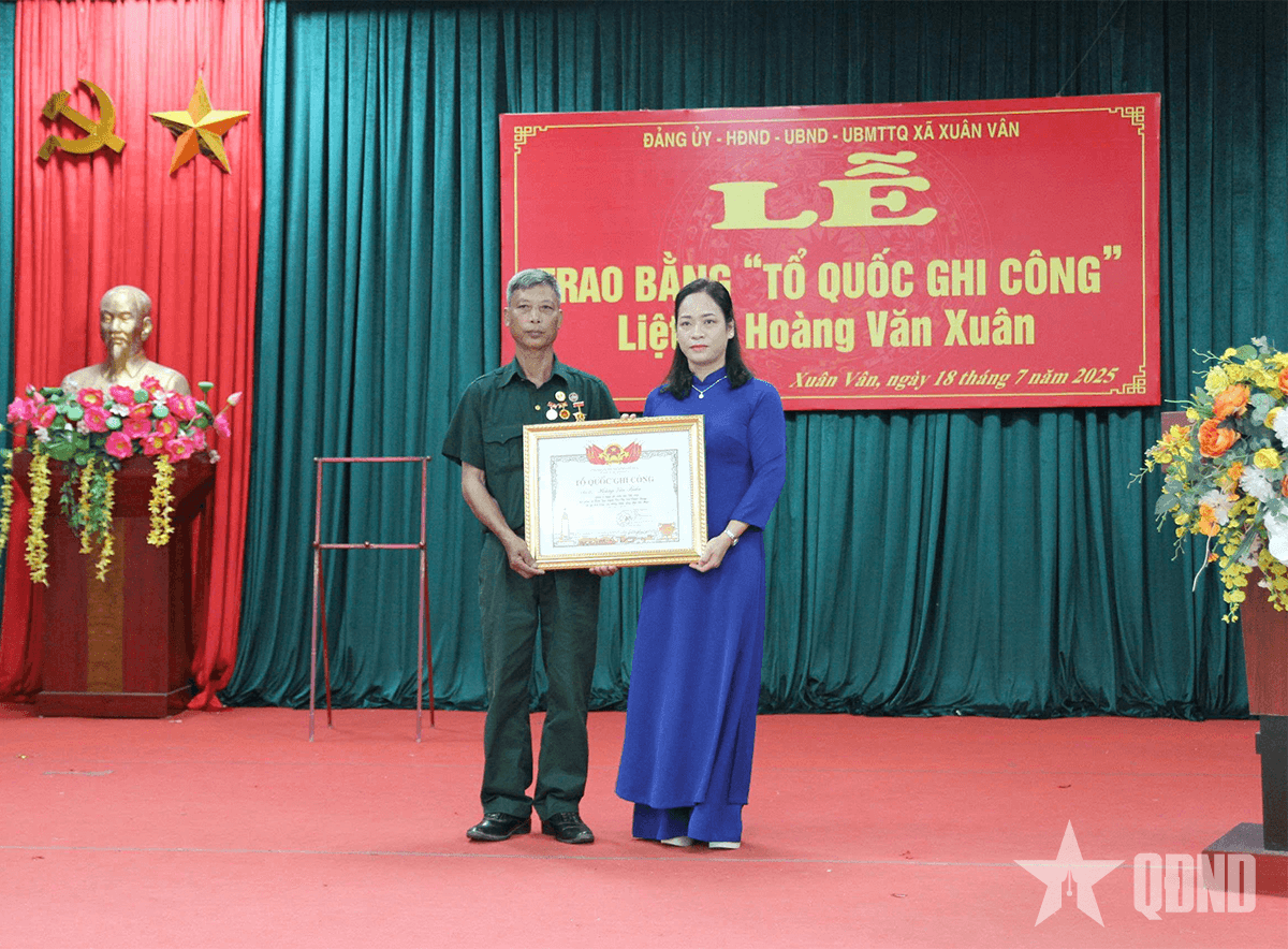 Xã Xuân Vân (Tuyên Quang) trao Bằng “Tổ quốc ghi công” cho thân nhân liệt sĩ Hoàng Văn Xuân