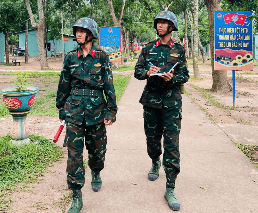 Hai anh em cùng nhau luyện rèn