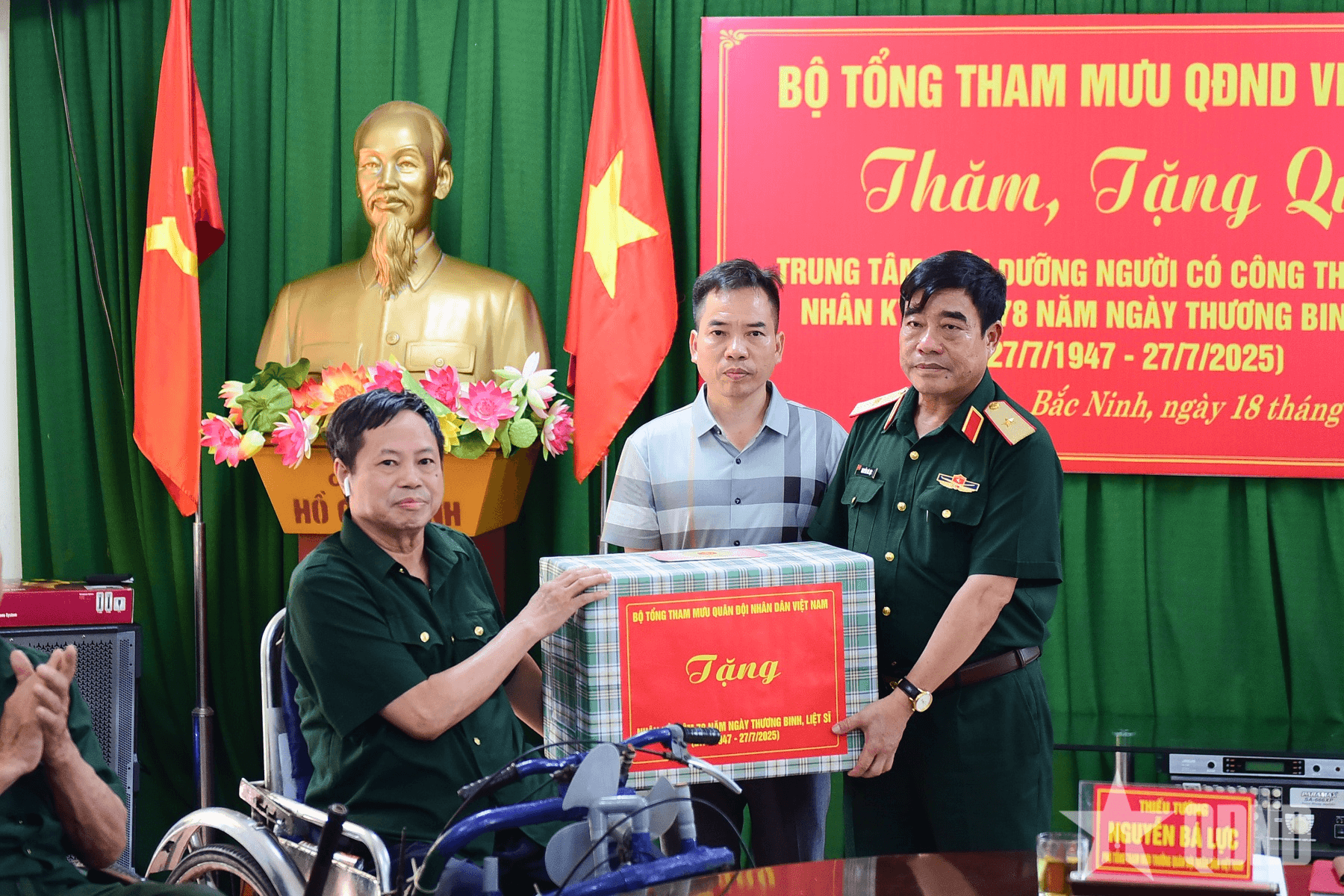 Thiếu tướng Nguyễn Bá Lực thăm, tặng quà Trung tâm Điều dưỡng người có công Thuận Thành