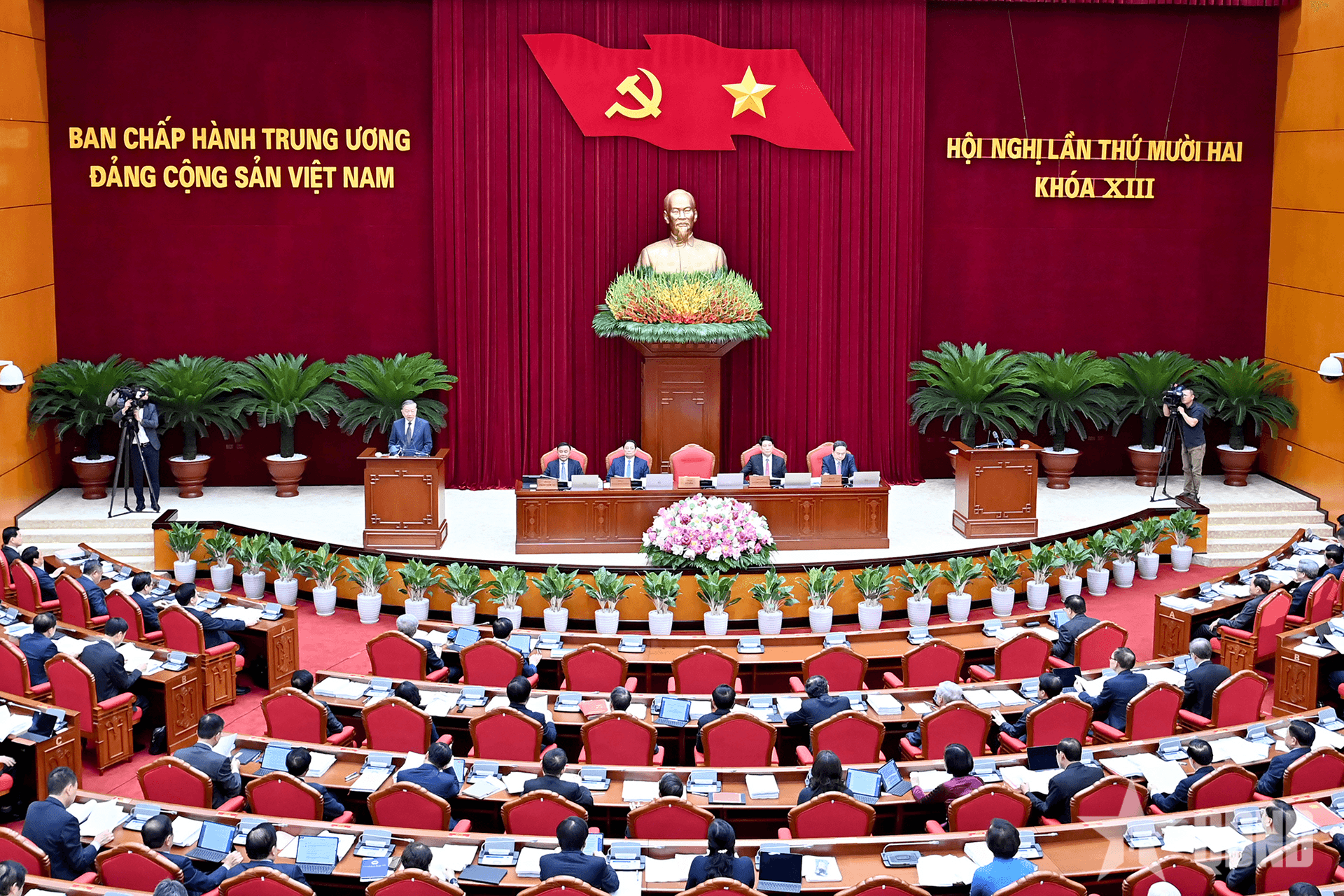 Ngày làm việc thứ nhất Hội nghị Trung ương lần thứ mười hai Ban Chấp hành Trung ương Đảng khóa XIII