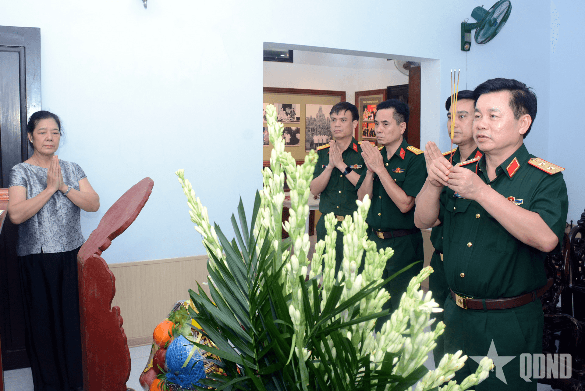 Trung tướng Đỗ Xuân Tụng dâng hương tri ân Đại tướng Nguyễn Quyết