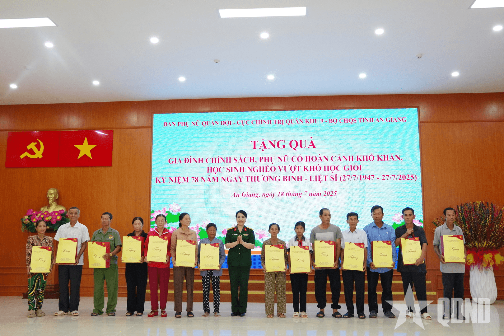 Ban Phụ nữ Quân đội trao quà tri ân tại An Giang