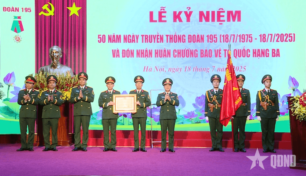 Đoàn 195 (Bộ tư lệnh Lăng Chủ tịch Hồ Chí Minh) đón nhận Huân chương Bảo vệ Tổ quốc hạng Ba