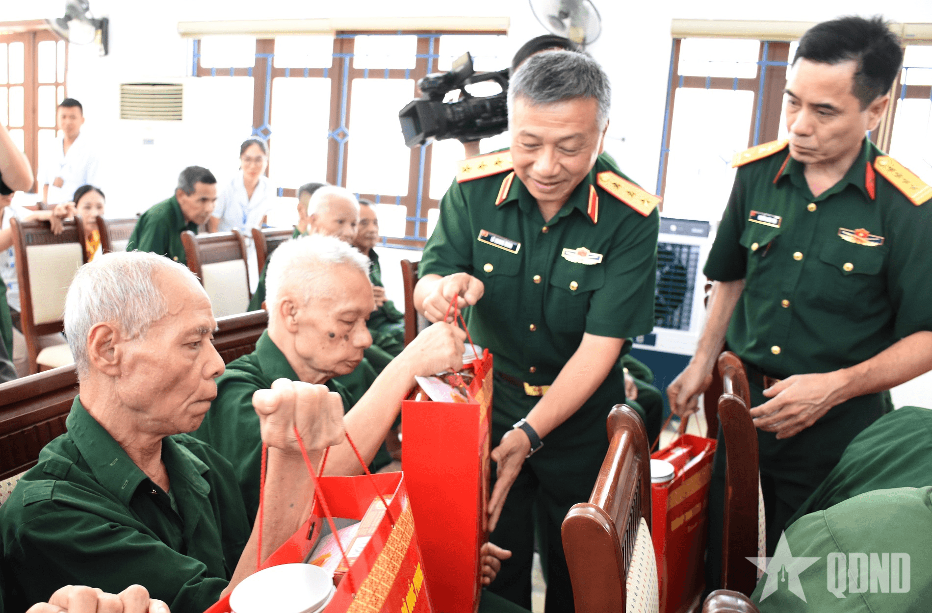 Thượng tướng Lê Quang Minh thăm, tặng quà Trung tâm Điều dưỡng thương binh Nho Quan