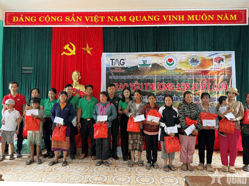 Quảng Trị: Trao 130 suất quà tặng nhân dân bản biên giới