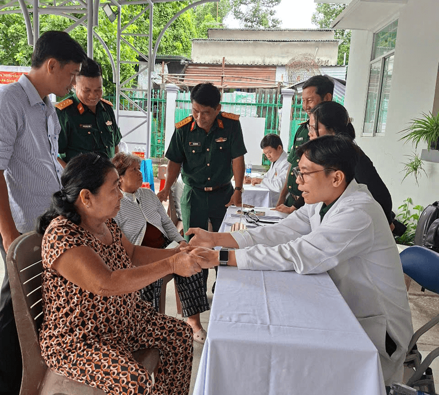 Bệnh viện Quân y 120 (Quân khu 9): Khám bệnh, cấp thuốc, tặng quà tại tỉnh An Giang
