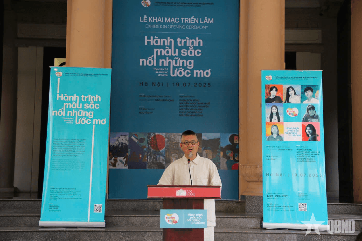 Triển lãm Hành trình màu sắc - Nối những ước mơ