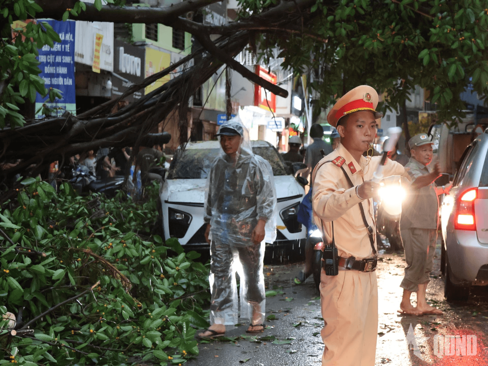 Cảnh sát giao thông Hà Nội triển khai phương án ứng phó mưa lớn, bảo đảm an toàn giao thông