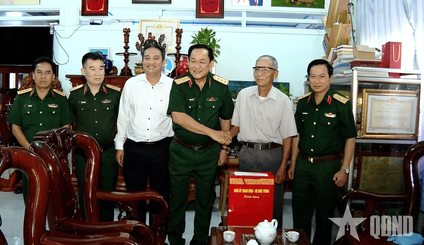 Đoàn công tác Quân ủy Trung ương, Bộ Quốc phòng thăm, tặng quà Đại tá, Anh hùng LLVT nhân dân Huỳnh Trí