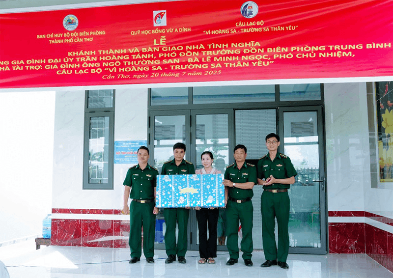 Bàn giao nhà tình nghĩa cho quân nhân có hoàn cảnh khó khăn