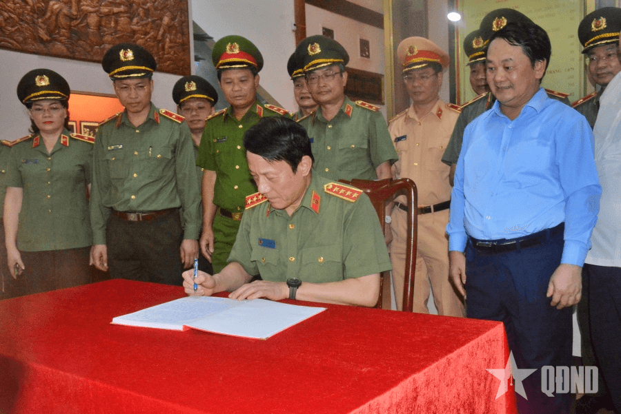 Đoàn công tác Bộ Công an dâng hương tưởng niệm các Anh hùng liệt sĩ