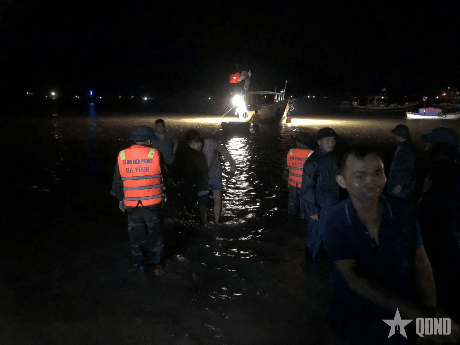 Hà Tĩnh: Cứu nạn thành công toàn bộ 34 người trên tàu du lịch bị chìm