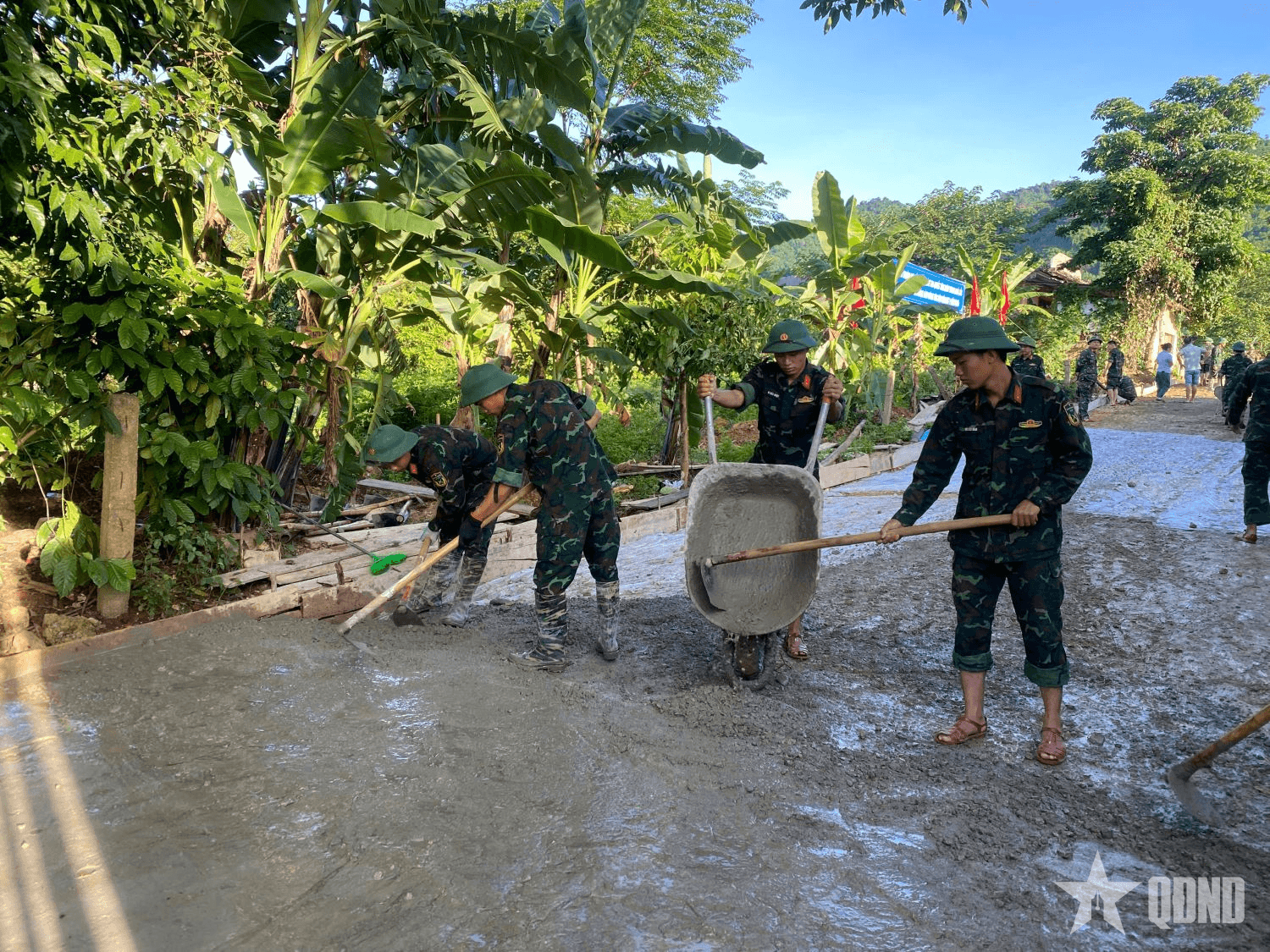 Hành quân dã ngoại lên xã vùng cao giúp dân
