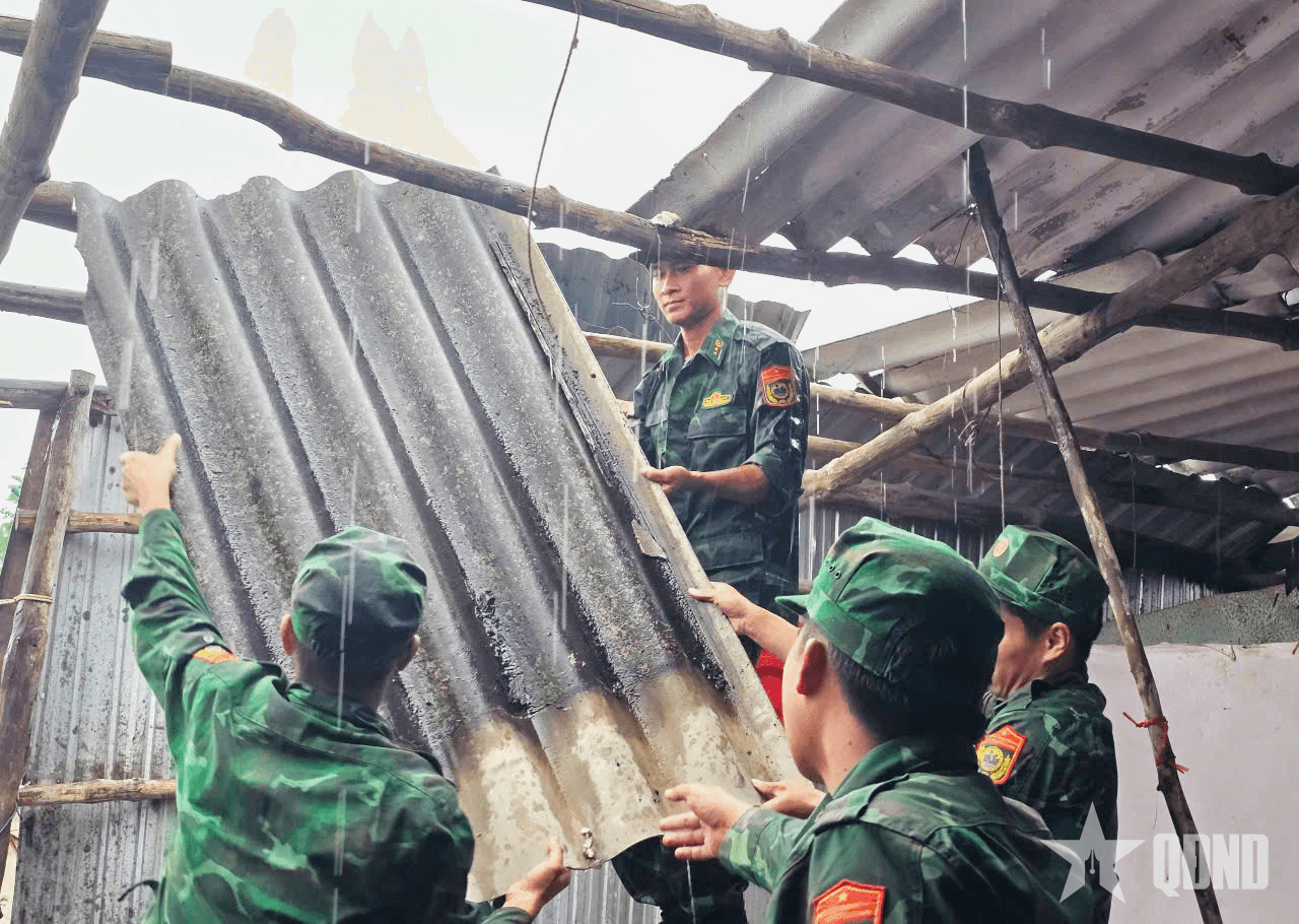 Cà Mau: Đồn Biên phòng Đất Mũi kịp thời hỗ trợ giúp người dân khắc phục hậu quả thiên tai